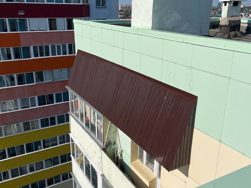 Установка металлического козырька над балконом на верхнем этаже, г. Новосибирск, ул. Волховская, д. 35 — Команда Alpforce